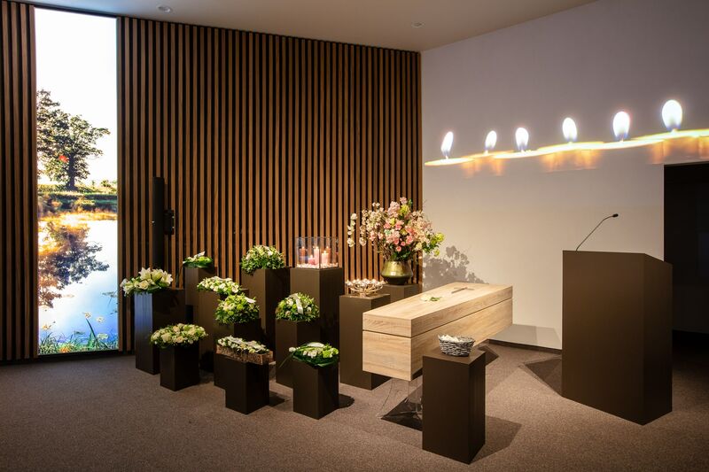 Begrafenis in Aula Uitvaartzorg Leo Ieper - Begrafenis in aula met kist en bloemstukken - Voorafregeling
