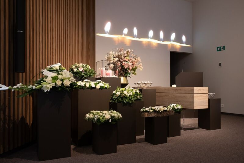 Begrafenis Uitvaartzorg Leo - Begrafenis met kist, bloemstukken en projector - Begrafenissen
