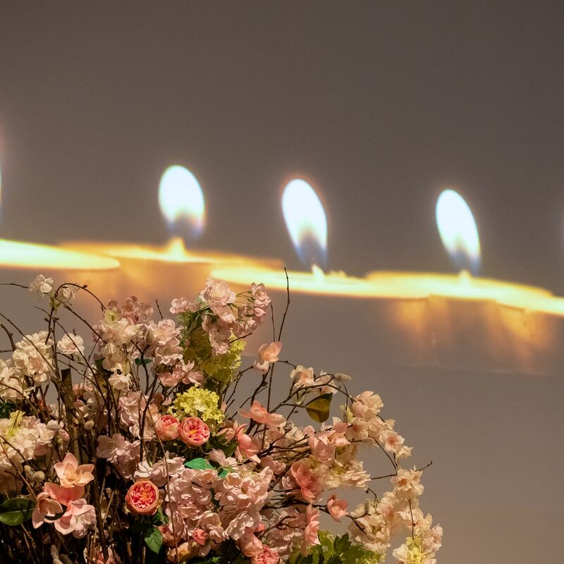 Sfeerbeeld aula uitvaartzorg Leo Ieper - Begrafenis aula met bloemen en kaarsen in Ieper.  - Wat bij overlijden