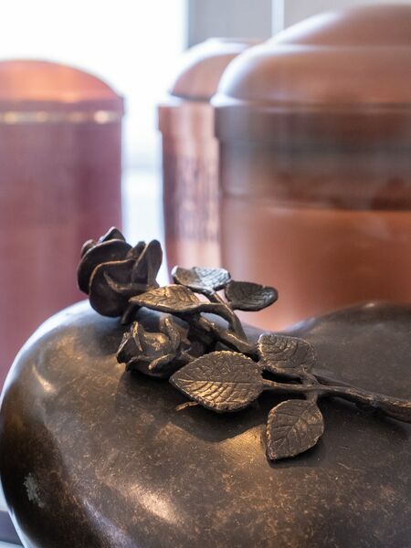 Urne crematie - Koperen urne met hart en roos - Crematies