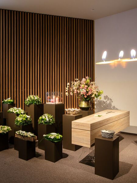 Begrafenis in Aula Uitvaartzorg Leo Ieper - Begrafenis in aula met kist en bloemstukken - Over ons